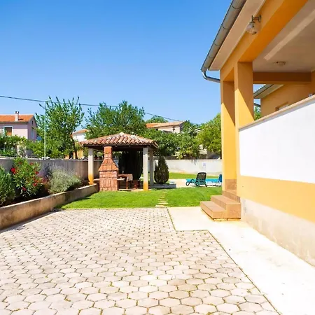 In Rudani Mit Privatem Pool Žminj